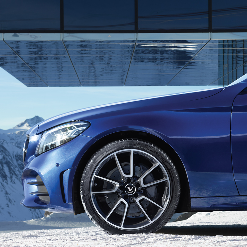 Rövid féktávolság nedves útfelületen