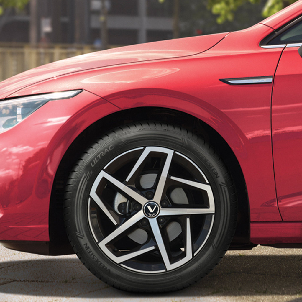 10%-kal jobb fékezési jellemzők száraz és nedves útfelületeken*